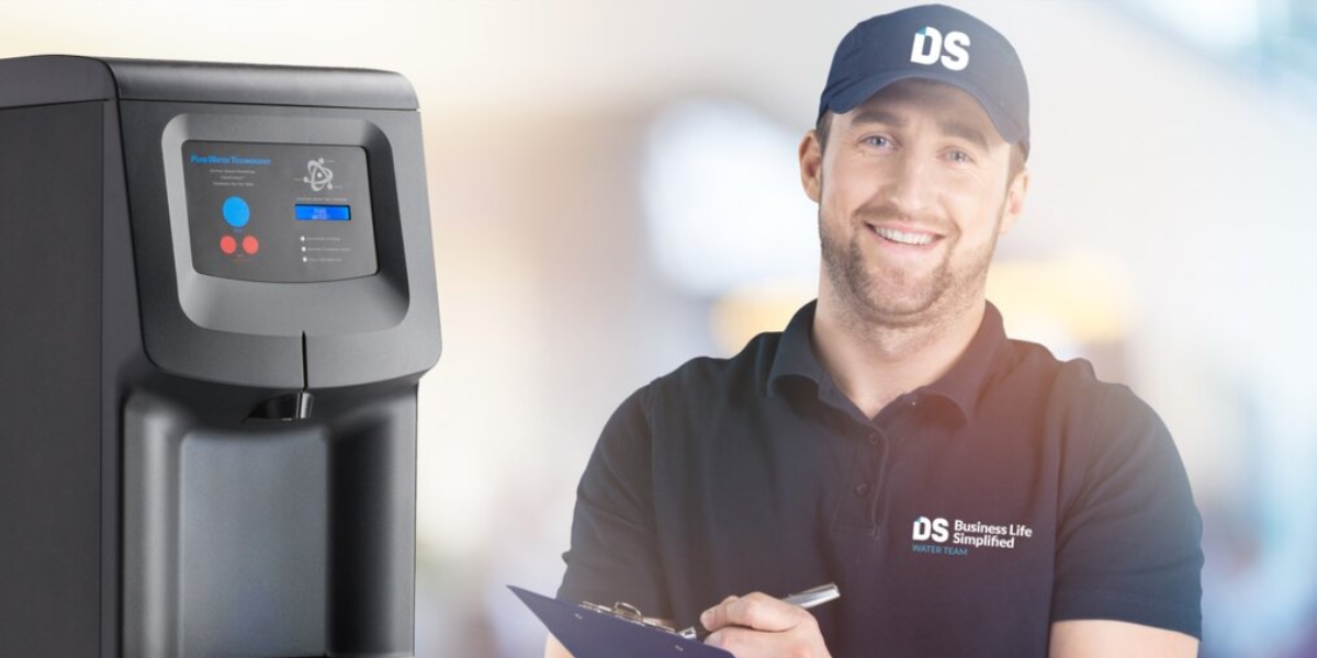 تعمیرکار آبسردکن یونیک در حال تعمیر آبسردکن یونیک در تهران